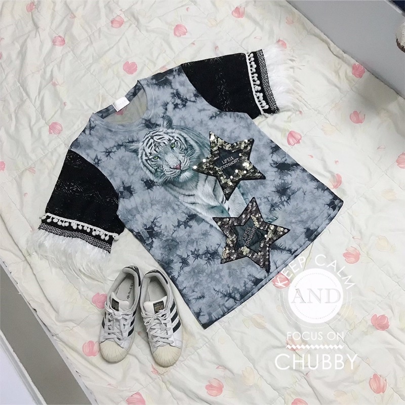 เสื้อยืด หรือ มินิเดรส แนวโมฮีเมี่ยน แต่งแขนขนนก ลายเสือปักเลื่อมแต่งดาว ด้านหลังแอบแซบผ้าตาขายเป็นตัววี