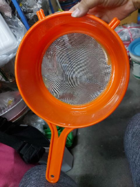 ร่อนแป้งพลาสติก คละสี!! ใหญ่ !! มีด้ามจับ รูปที่ 3