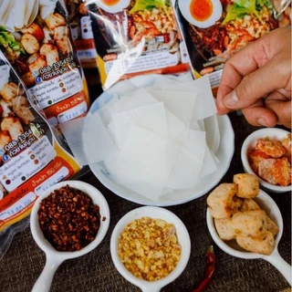 ก๋วยเตี๋ยว เส้นใหญ่ น้ำใส แถมหมูยออบแห้ง กุ้งแห้ง ต้นหอมผักชี กระเทียมเจียว พริกผัด