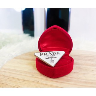 เข็มกลัดแฟชั่นพราด้า (มีกล่อง) พร้อมส่ง