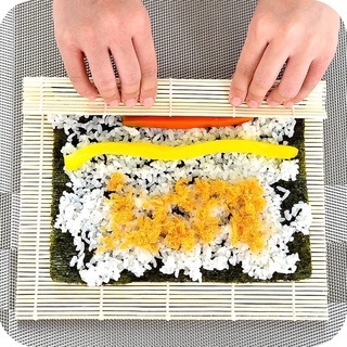 ที่ม้วนซูชิ เครื่องมือโอนิกิริ เสื่อม้วนซูชิแบบไม้ ทำจากไม้ไผ่  Sushi Bamboo Roller