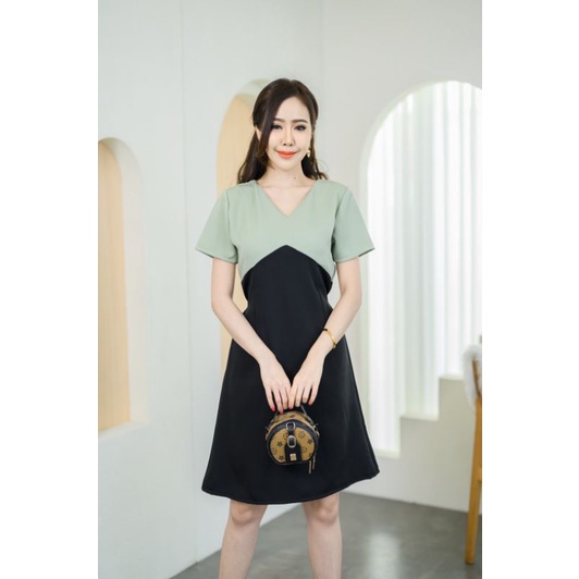 เดรสทำงาน คอวี ทูโทน มีเชือกผูกเอว ผูกให้พอดีรอบตัวได้ จะผูกหน้าหรือหลังก็ได้ งานซิปหลัง