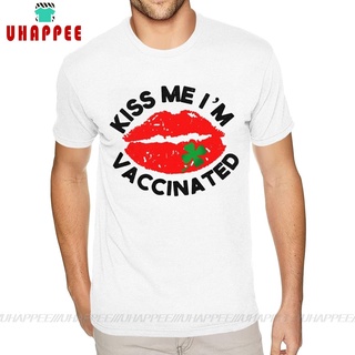 เสื้อยืดผ้าฝ้ายพิมพ์ลาย เสื้อเชิ้ตแขนสั้น คอกลม ผ้าฝ้ายแท้ พิมพ์ลาย Hug Me Im Vaccinated Kiss Me Irish สีขาว สําหรับผู้