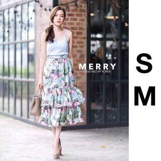 Merry เชทเสื้อสายเดี่ยวผ้าคอทต้อนสีฟ้าที่ไหล่แต่งผูกโบว์ จับคู่มากับกระโปรงยาวแต่งระบายพริ้วสองชั้น .