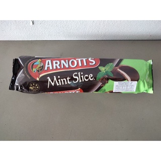 Arnotts Chocolate Mint Slice Biscuits บิตกิต เคลือบช็อคโกแลต สอดไส้ครีม รสมิ้นท์ 200 กรัม