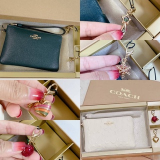 🎀 (สด-ผ่อน) คล้องมือ 1S สีขาวลายนูน สีเขียว พร้อมตุ้งติ้ง Coach C6879 C6878 Boxed Corner Zip Wristlet In Signature Leath