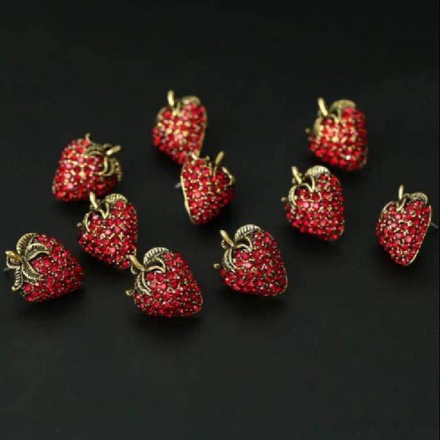 ต่างหูสตอเบอรี่ Gucciแบบติดหู