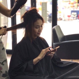 ผ้าคลุมทำผมกันน้ำ มีแขนสะดวกสำหรับลูกค้าเล่นมือถือ