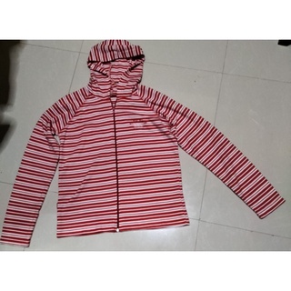 เสื้อกันหนาวของเด็กหญิงแขนยาวมีหมวกสีแดงลายขวางสีขาวมือ2สภาพสวย