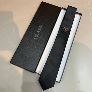 PRADA NYLON GABARDINE TIE TRIANGLE LOGO PLAQUE IN BLACK เนคไท แบรนด์ปราด้า ผ้าไนล่อนสีดำ สามเหลี่ยมสัญลักษณ์โลโก้