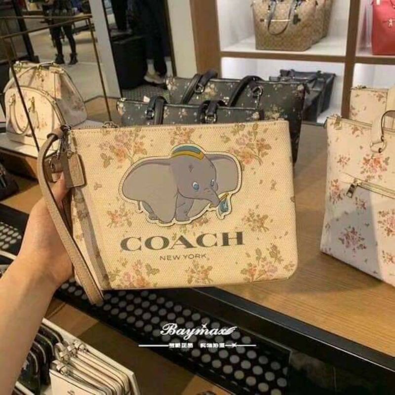 🔥🔥พร้อมส่ง กระเป๋า Coach ลายน้องช้าง คล้องมือ