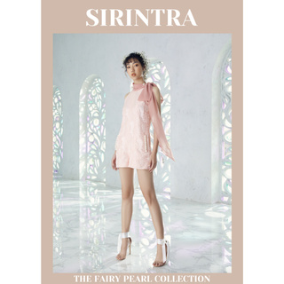 SIRINTRA The Fairy Pearl - Pearly Girly Jumpsuit จั๊มสูทขาสั้น ผ้าแจ็คการ์ดผูกโบว์ที่คอ ดีเทลปักไข่มุกตกแต่งตรงกระเป๋า