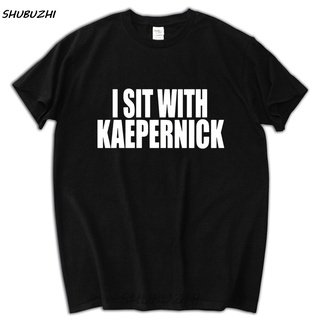 เสื้อยืดแขนสั้น ผ้าฝ้าย พิมพ์ลาย I Sit With Kaepernick เหมาะกับของขวัญ สําหรับผู้ชาย และผู้หญิง