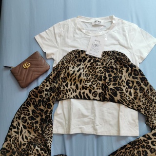 เสื้อยืดสีขาว​ ผ้าผูกลายเสือสีน้ำตาล​ กระเป๋าใส่แบงค์​ เหรียญ​ บัตร​ กระเป๋าสีน้ำตาลโอวัลติน