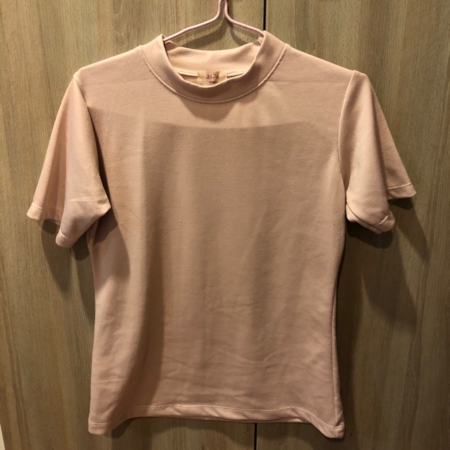 เสื้อยืด สีครีม ร้าน Omi