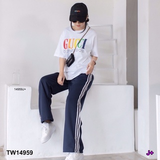 TW14959 Set 2 ชิ้น เสื้อยืดแขนสั้น เนื้อผ้าคอตตอน อกสกรีนลายแบรนด์ + กางเกงวอร์ม ทรงขากระบอก แต่งแถบข้าง 3 เส้น