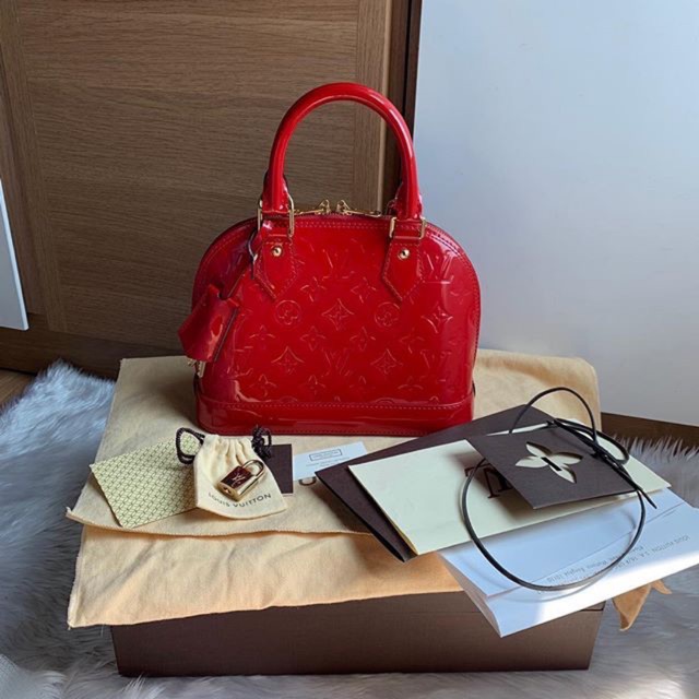 Like new LV alma bb dc16 สีแดง หนังแก้ว สภาพดีมากค่า สีสวย ขอบมุมสวยภายในสะอาด