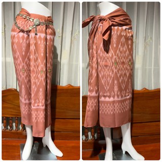 ผ้าฝ้าย มัดหมี่ 4 ตะกอ#S025 สีส้มอิฐ ลายกงจักร ขอสน ทอมือ ผ้านุ่มทิ้งตัว ผ้าซิ่น ผ้าถุงอีสาน เย็บชายพร้อมใช้