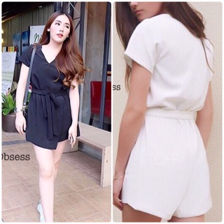 Jumpsuit Silent Charming Playsuit (Modern)
จั้มสูทแขนสั้น คอวี ทรงกระโปรงกางเกงด้านหน้า   ซิปหลัง มาพร้อมกับเชือกผูกเอว