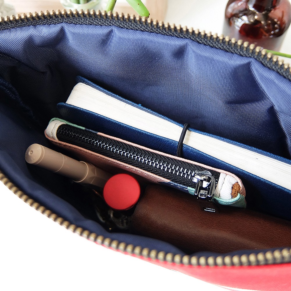 Pin wendy pouch กระเป๋าใส่ของจุกจิกมีสายคล้องแขนสีขาวเทา