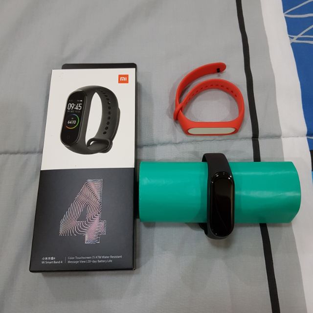 xiaomi mi band 4 มือสองสภาพดีมาก ไม่มีรอย แถมสาย xi แท้สีแดงให้ ประกันเหลือ 9 เดือน