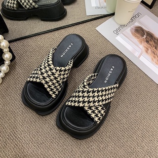 รองเท้าแตะและรองเท้าแตะสวมใส่เพิ่มความสูง