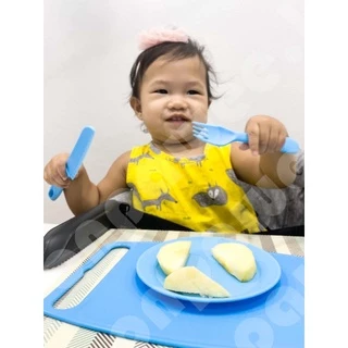 มีดพลาสติกไม่บาดมือ ชุดมีดเด็ก ชุดหัดทำครัวสำหรับเด็ก เซท 4 ชิ้น มีด เขียง จาน และส้อม
