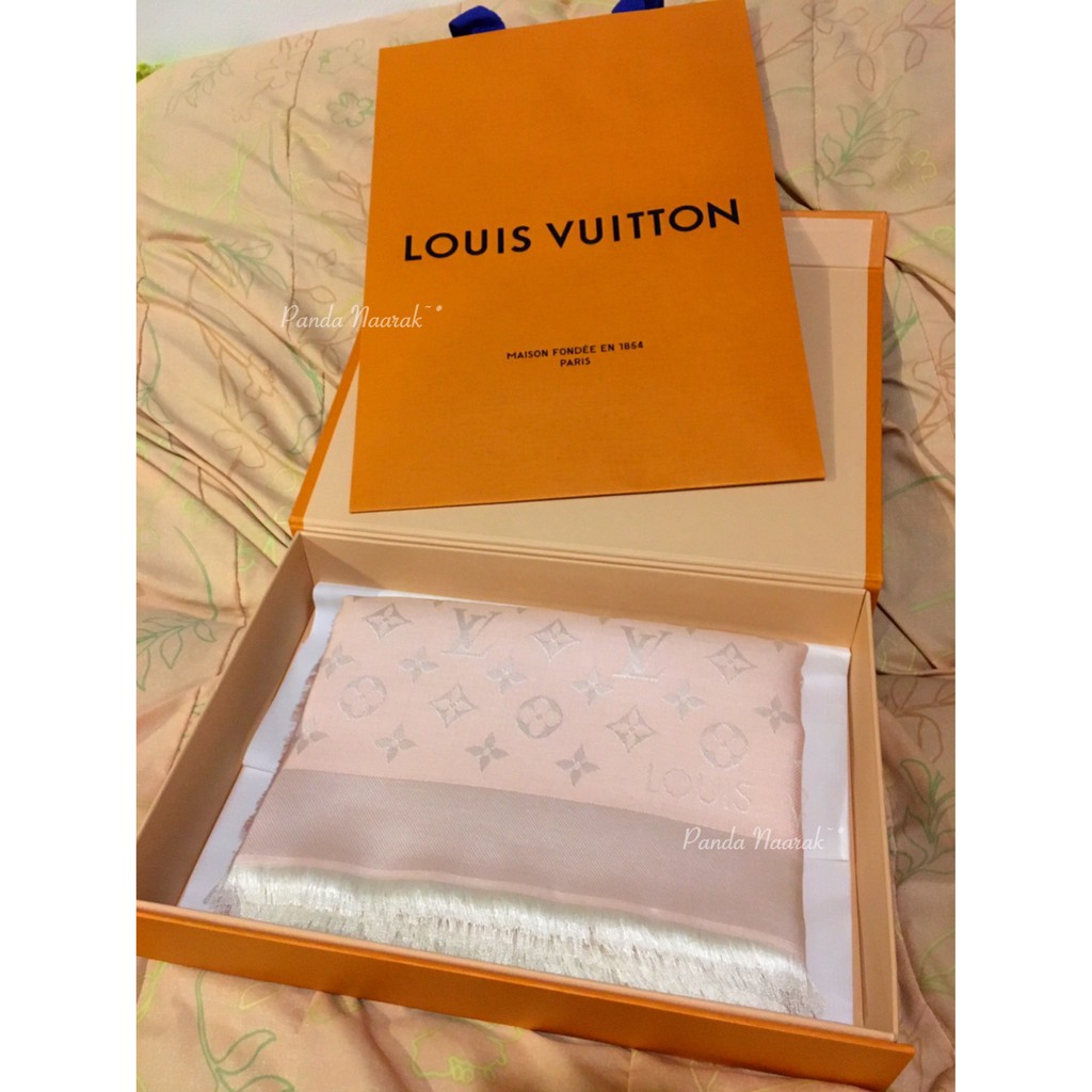 New ผ้าพันคอ LV-ใหม่ มือ 1 สีโรส แท้จากชอปไทย Authentic Rose LV Monogram Denim Shawl **กรุณาทักแชต**