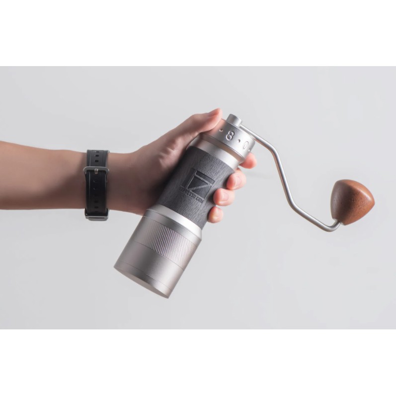 [รับประกันของแท้] 1Zpresso K Plus Coffee Grinder ( Brown & Grey ) | ที่บด เมล็ดกาแฟ มือหมุน ยี่ห้อ 1
