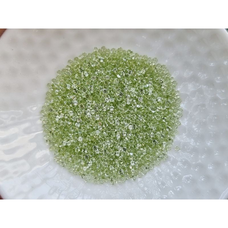 1.5mm. เพอริดอทกลมเจียรเหลี่ยม กะรัตละ 100 บาท