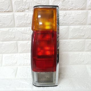 ไฟท้าย นิสสัน บิ๊กเอ็ม ทีดี25 ข้างซ้าย ปี87-99 
Tail Lamp NISSAN BIG M TD25 1987-1999
LH ยี่ห้อ DIAMOND
กรอบโคเมี่ยม