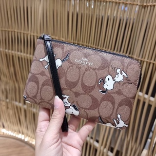 COACH C4589 COACH x PEANUTS CORNER ZIP WRISTLET IN SIGNATURE CANVAS WITH SNOOPY PRINTT