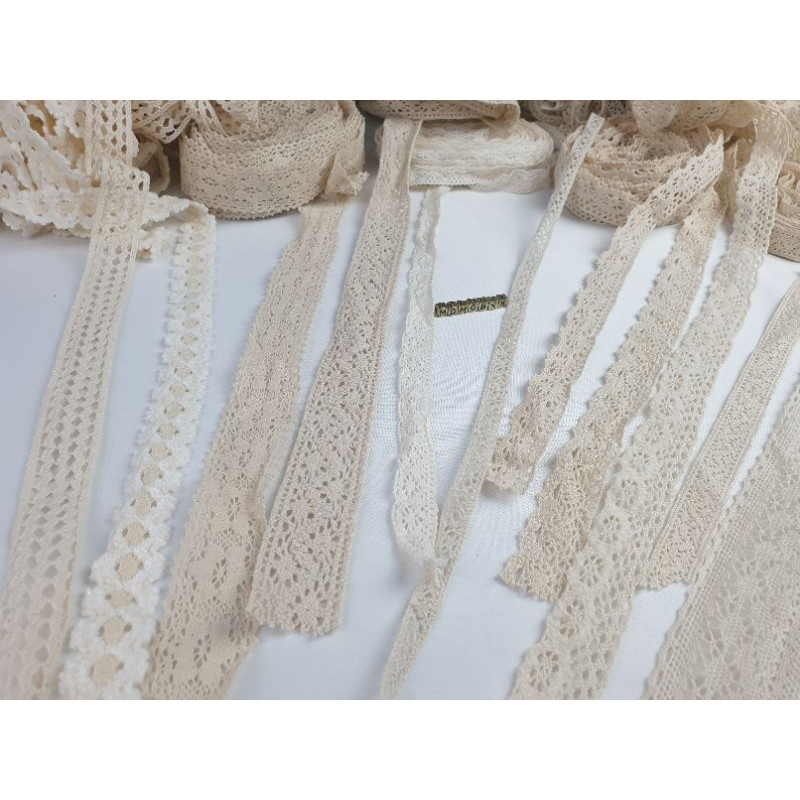 ลูกไม้ สีธรรมชาติ กว้างประมาณ 1-5 ซม. ใช้ตกแต่งเสื้อผ้า กระเป๋า งานdiy ทำโบว์ ราคาต่อเมตรตัดยาวตามสั่ง