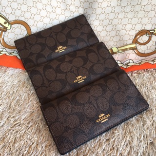 1,990฿   BIFOLD WALLET IN SIGNATURE CANVAS WITH VICTORIAN FLORAL PRINT (COACH F79871) 6 3/4" (L) x 3 1/2" (H)