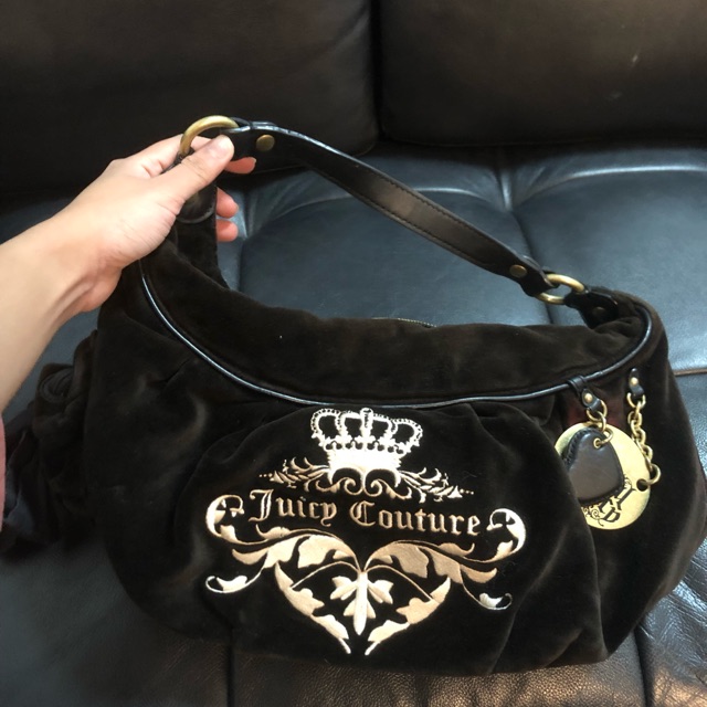 Juicy couture กระเป๋าถือ สะพายข้าง มือสอง ของแท้ สภาพยังสวยคะ เป็นกัมหยี่ ตำหนิตามรูปเลยคะ