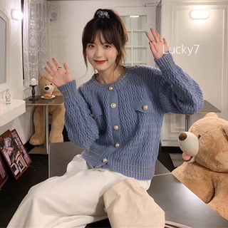 เสื้อคลุมไหมพรมผ่าหน้า ดีเทลเป็นกระเป๋มหลอกช่วงอก พร้อมกระดุมสีทอง เดินด้ายสีทอง ที่ปลายแขนกับชายเสื้อ ลุคคุณหนู