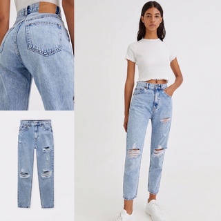 PULL&amp;BEAR RIPPED MOM JEAN กางเกงยีนส์ทรงมัมรุ่นใหม่ล่าสุดของP&amp;Bค่ะ งานจริงคือสวยมากก สียีนส์ออกๆสียีนส์ออกซีดกลางๆคะ