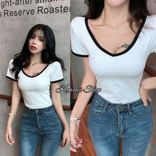 เสื้อคอวี สีขาว แขนสั้นแต่งกุ้นขอบ