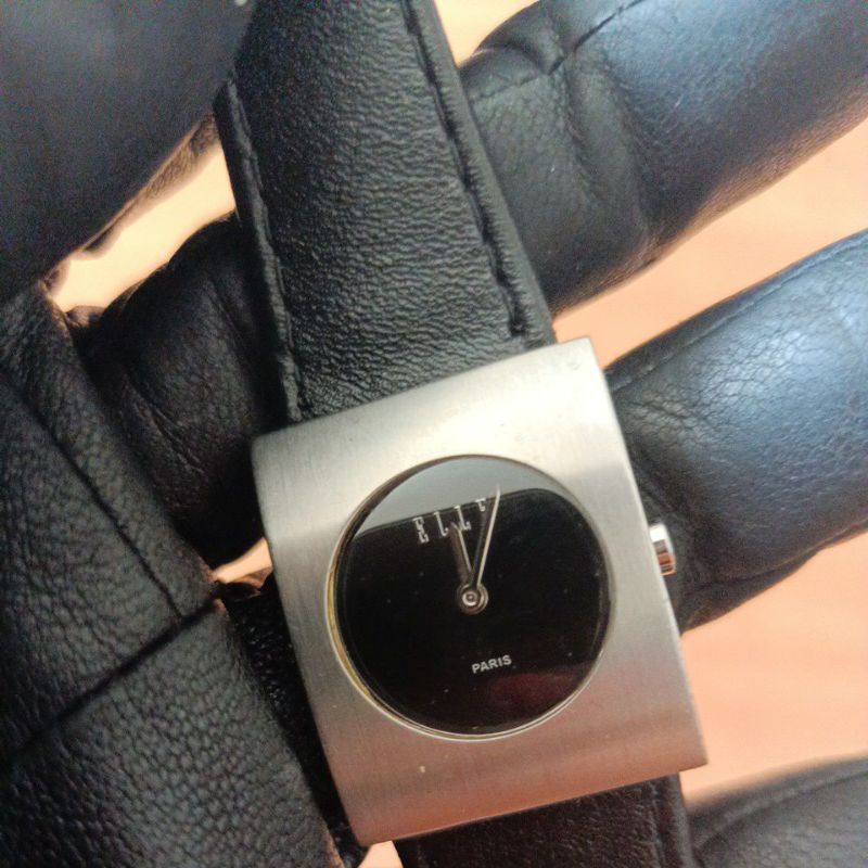 นาฬิกาแบรนด์เนมELLEจากประเทศฝรั่งเศส หน้าปัดสีดำตัวเรือน stainless สายหนังสีดำของแท้มือสองสภาพใหม่
