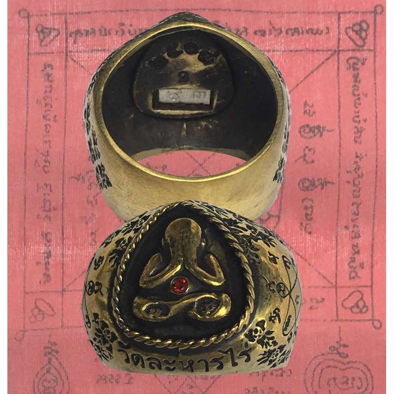 แหวนพระปิดตา หลวงปู่ทิม เนื้อสำริด รุ่นเลื่อนสมณศักดิ์ วัดละหารไร่ จ.ระยอง ทับทิมแดง 5 ธันวาคม 2507