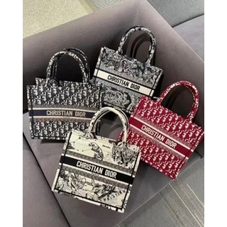 [ทักแชทก่อนสั่งซื้อ] Dior book tote  ขนาดใหม่ล่าสุด งานสวย น่ารัก จุของได้เยอะ  ขนาด: 26.5×21×14ซม.