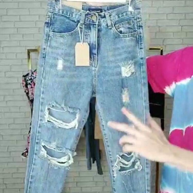 ส่งต่อ มือ1  กางเกงยีนส์เอวสูง ทรงขาดๆ ปลายขาเข้ารุ่ย S 26/36/34.5" ราคา 500 บาท
