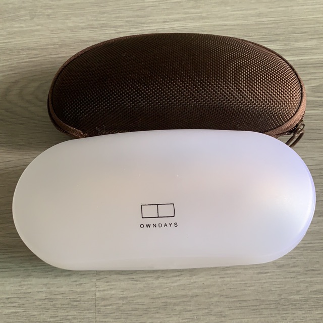 (ขายคู่) กล่องใส่แว่น Owndays กับกล่องแบบซิปจากร้านที่สยาม สีคลาสสิค