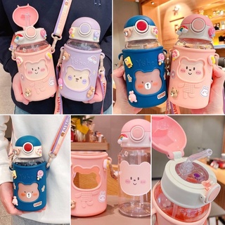 พร้อมส่ง กระติกน้ำหลอดเด้ง ขนาด620ml. แถมฟรี สติกเกอร์และตัวการ์ตูน3D มาพร้อมกระเป๋าและสายสะพาย ขวดน้ำเด็ก กระบอกน้ำเด็ก