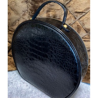 กระเป๋าแบรนด์ : CHANDEAL LUGGAGE TravelBag  ขนาด : 16.5*14*5นิ้ว 💼 ทรงกลมลายหนังจระเข้หนังแก้วงานสวยสะอาด ไม่มีขาดถลอก