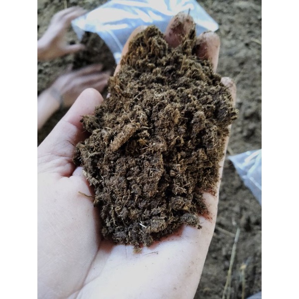 ขี้วัวแท้100% ปุ๋ยคอก ขี้วัวแห้ง ปุ๋ยต้นไม้ เป็นปุ๋ยสำหรับพืชอย่างดี บรรจุ 1 กก.