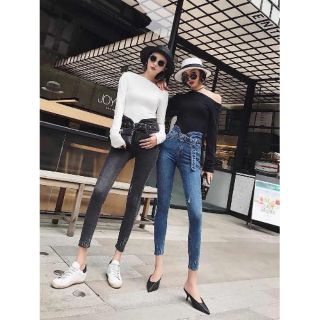 กางเกงผ้ายืดเอวสูงสีดำ มีเข็มขัดให้ตามรูป