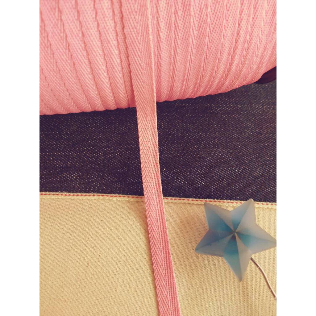 เชือก เชือกแบน เทปก้างปลา สายก้างปลา สีชมพู ขนาด 1 ซม. ราคา 1 หลา 7 บาท