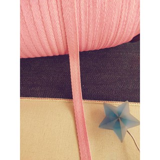 เชือก เชือกแบน เทปก้างปลา สายก้างปลา สีชมพู Pink Rose ขนาด 1 ซม. ราคา 1 หลา 4 บาท