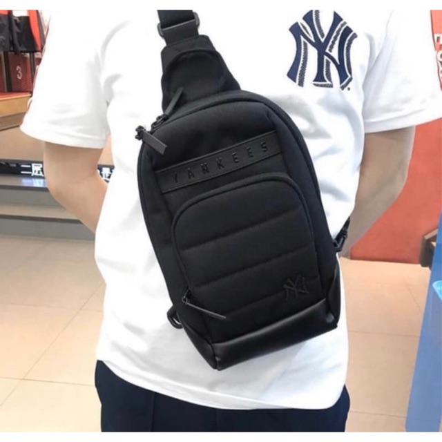กระเป๋าคาดอก NY สีดำ  3,300 บาท ของแท้ 100%